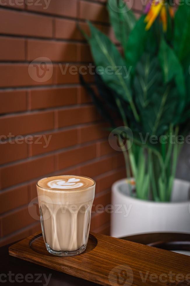café con leche en una barra de madera foto