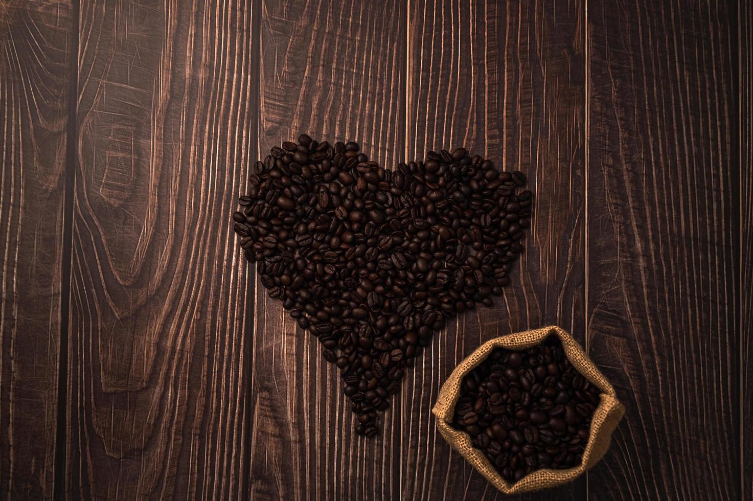 granos de café dispuestos en forma de corazón foto