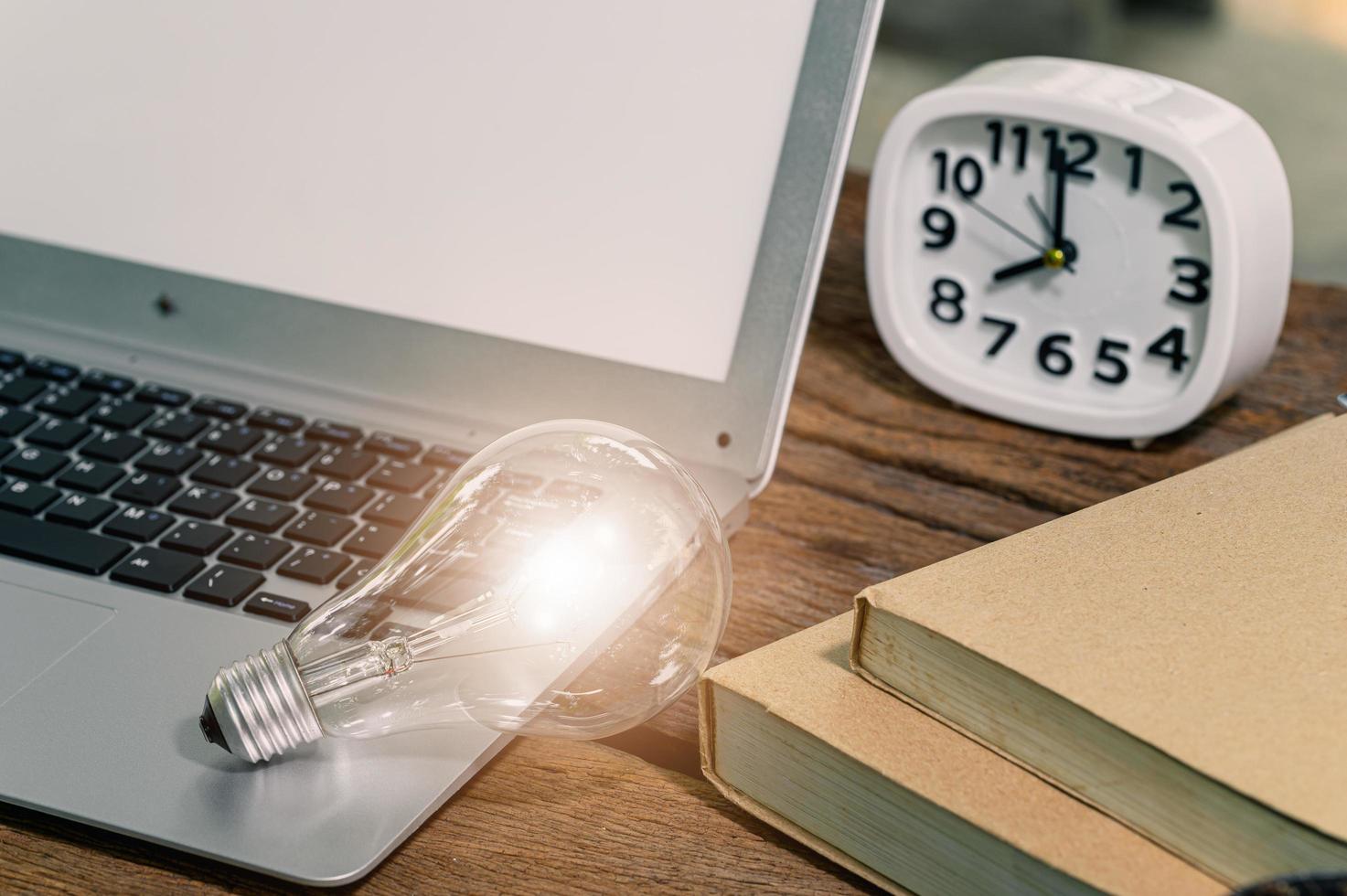 A light bulb gear symbol next to a computer photo