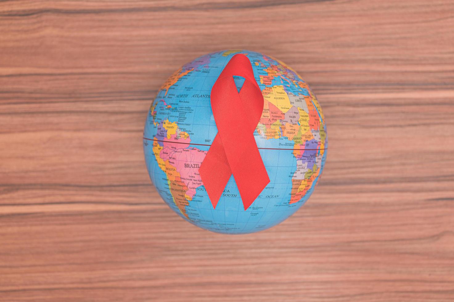 cinta roja simboliza el día mundial de la salud foto