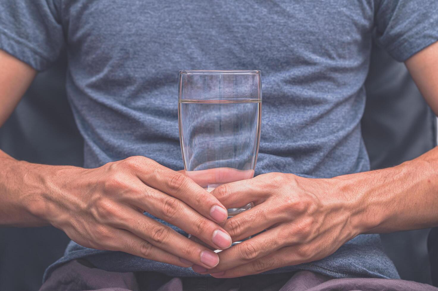 beber agua limpia para la salud foto