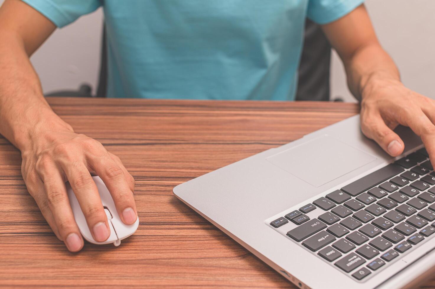 hombre usando una computadora para trabajar foto