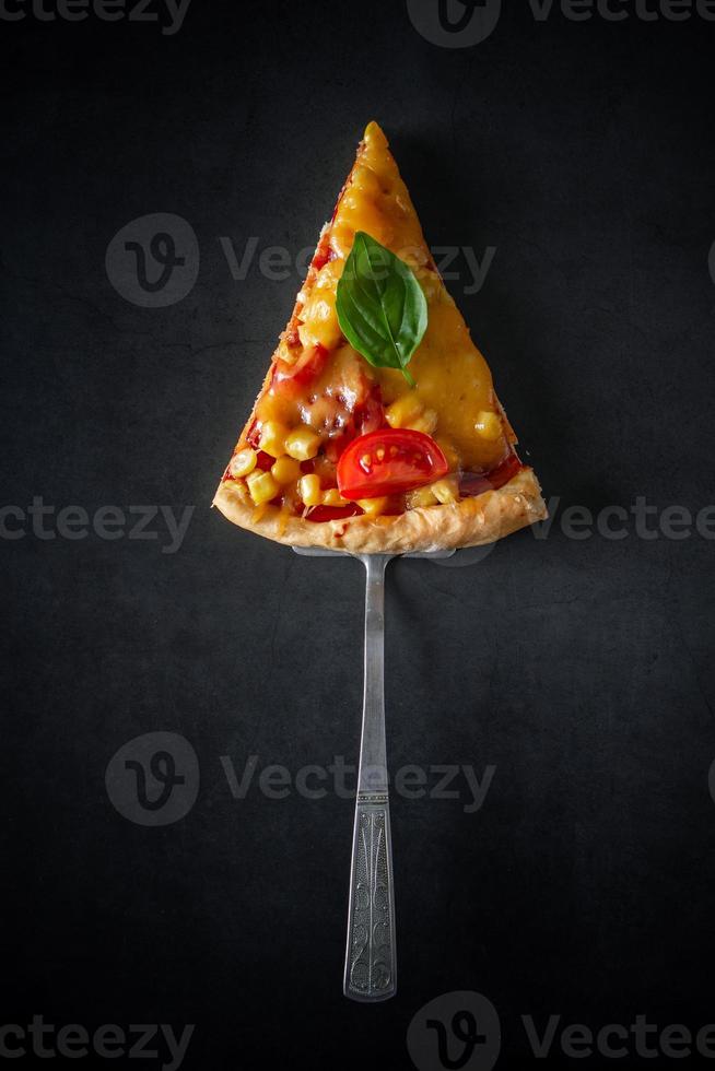 rebanada de pizza con tomates foto