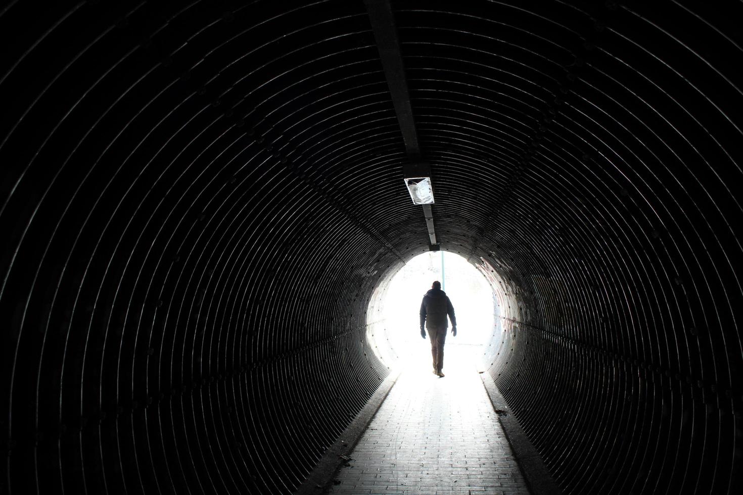 Luz al final del túnel foto