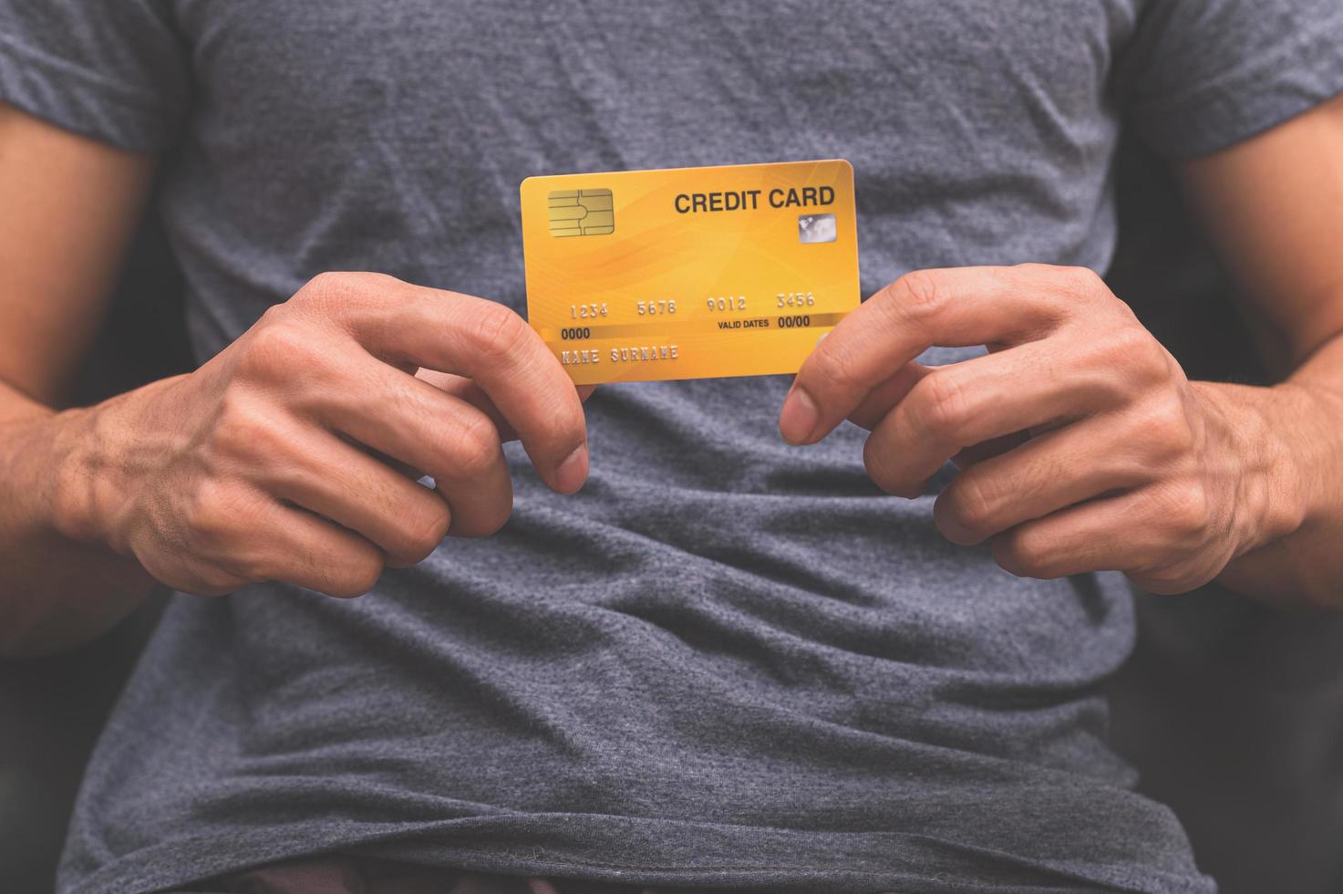 hombre sosteniendo una tarjeta de crédito en la mano foto