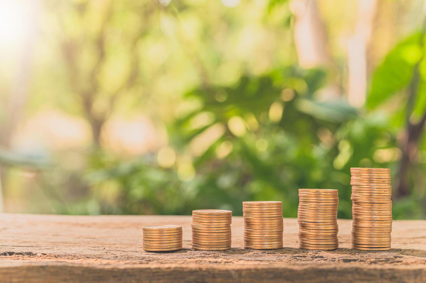 monedas apiladas, concepto de crecimiento financiero foto