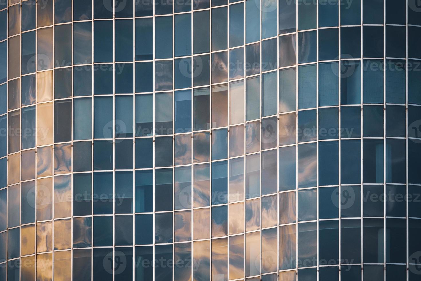 Fachada de vidrio curvo de un edificio de oficinas foto