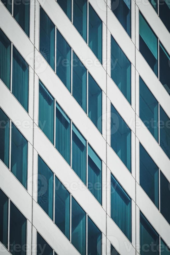 fachada geométrica de un edificio de oficinas foto