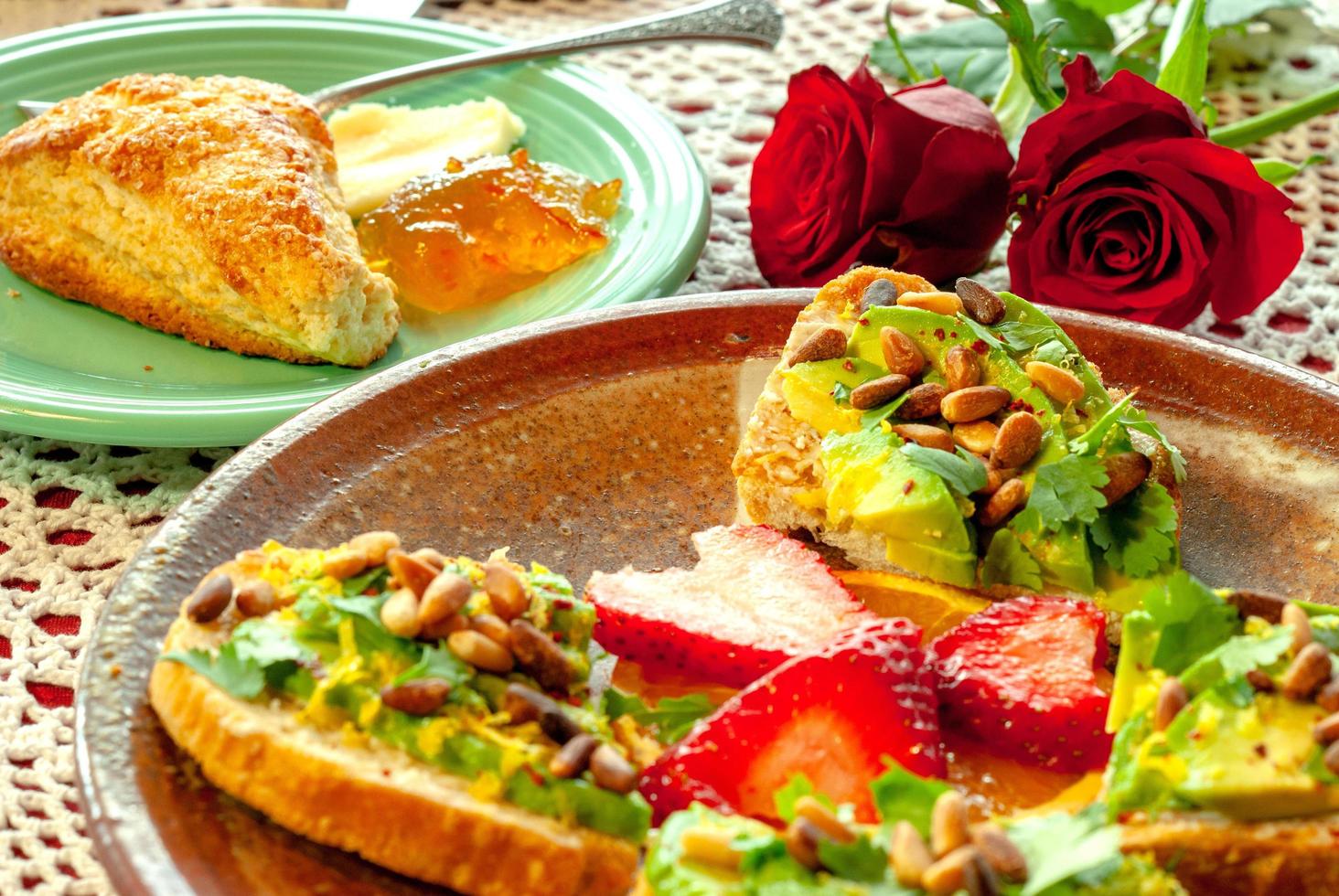 tostada de aguacate con piñones y fruta foto