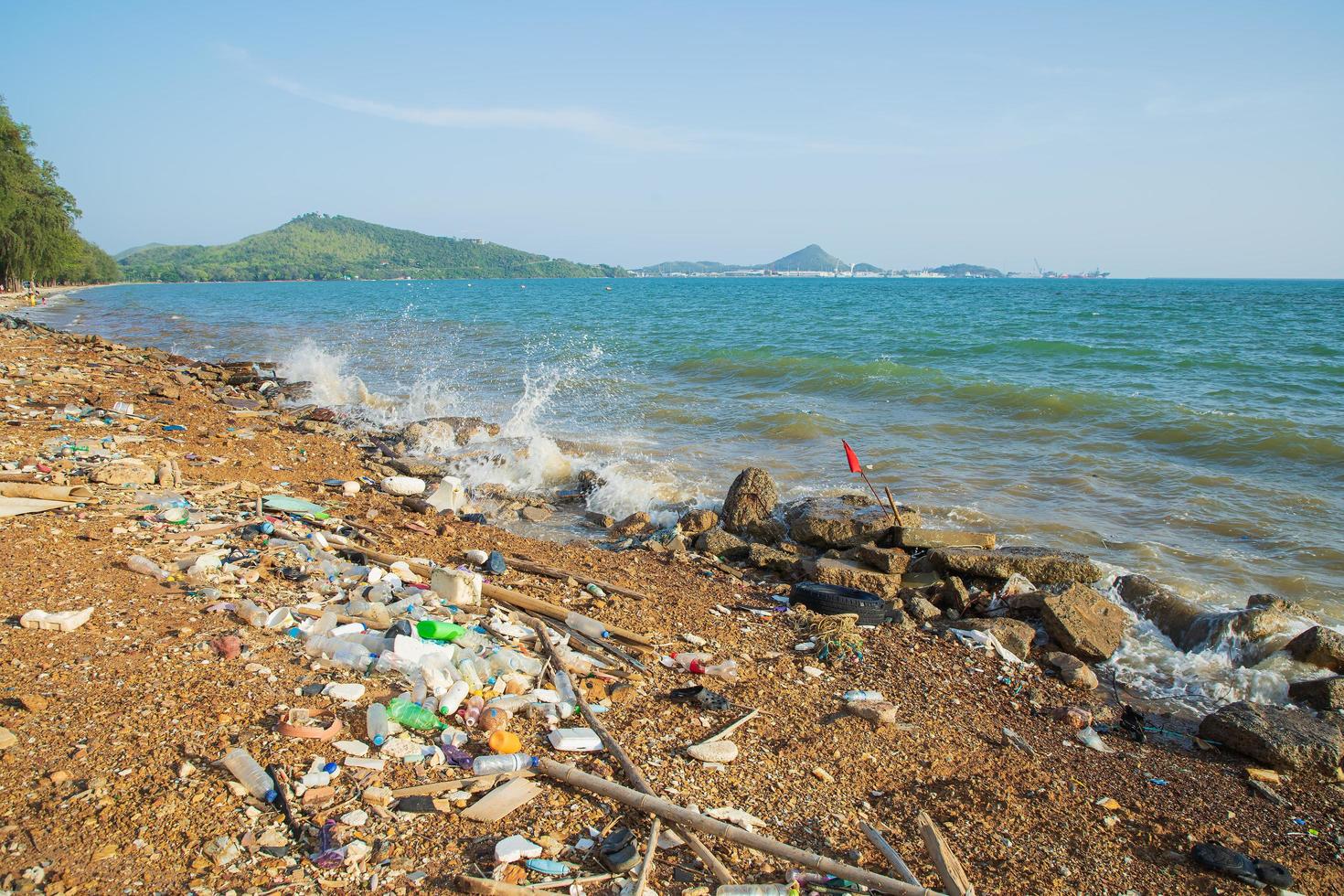 Playa con desechos plásticos en Chonburi, Tailandia foto