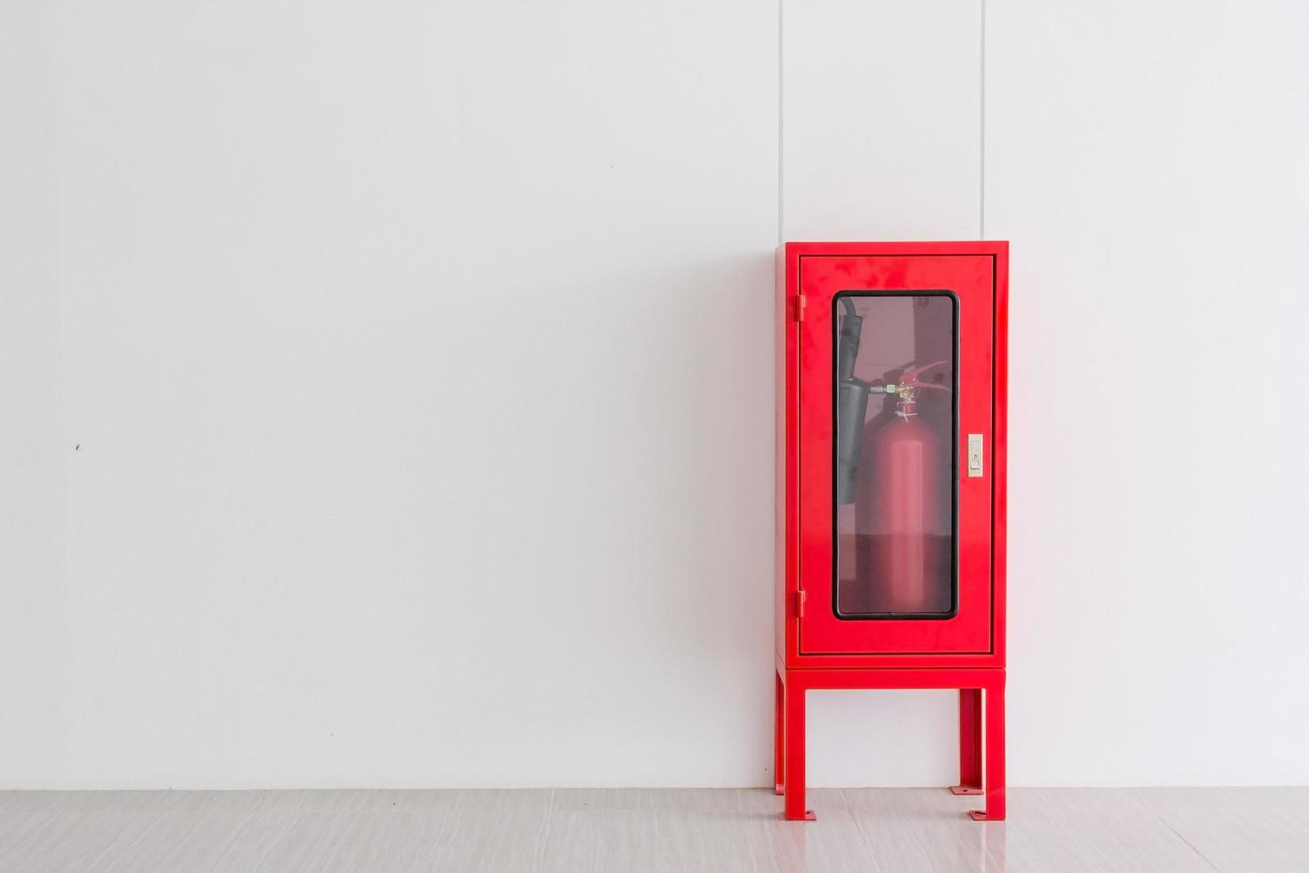 extintor de incendios en gabinete rojo foto