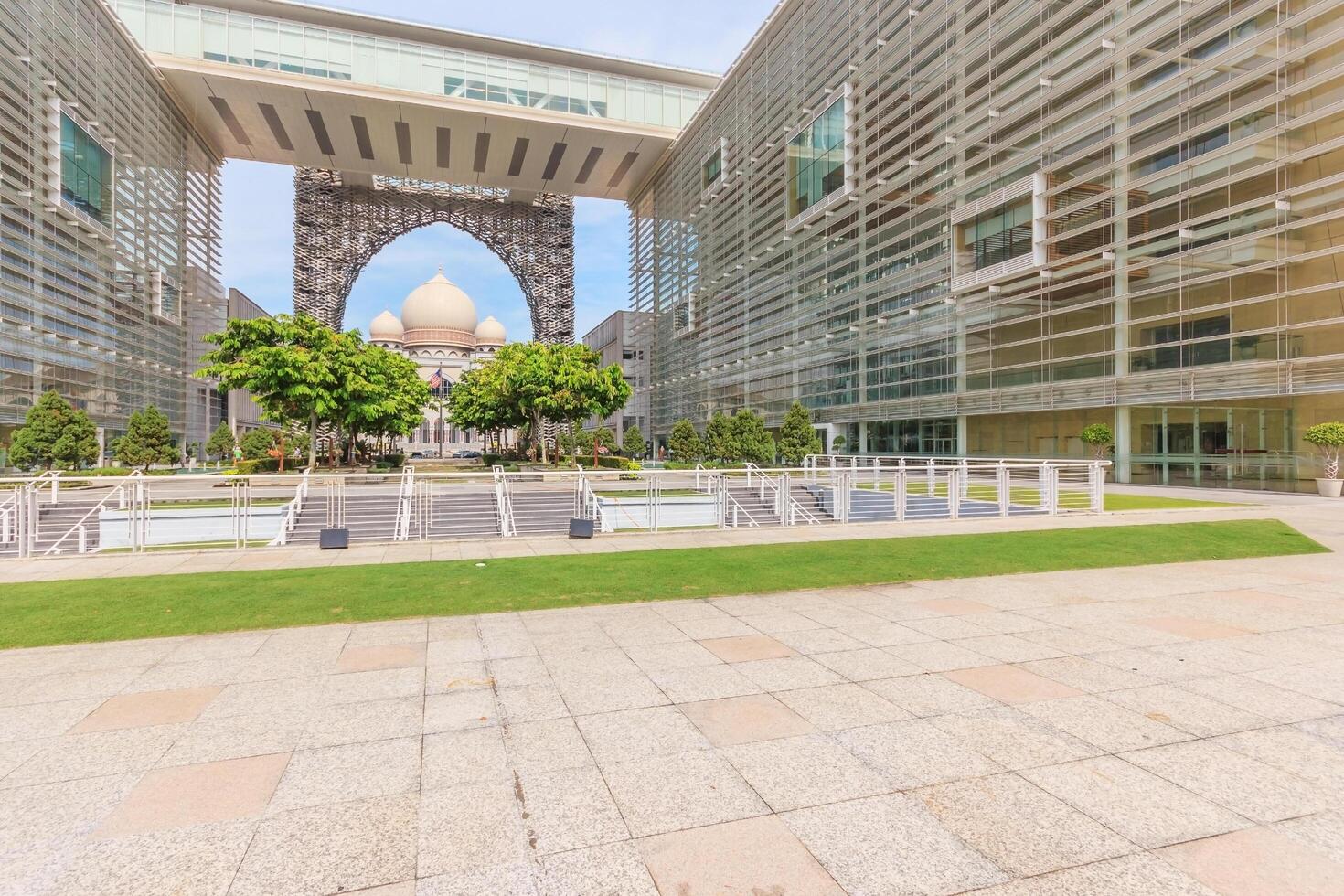 vista panorámica de la masjid tuanku mizan zainal abidin en putrajaya. Malasia foto