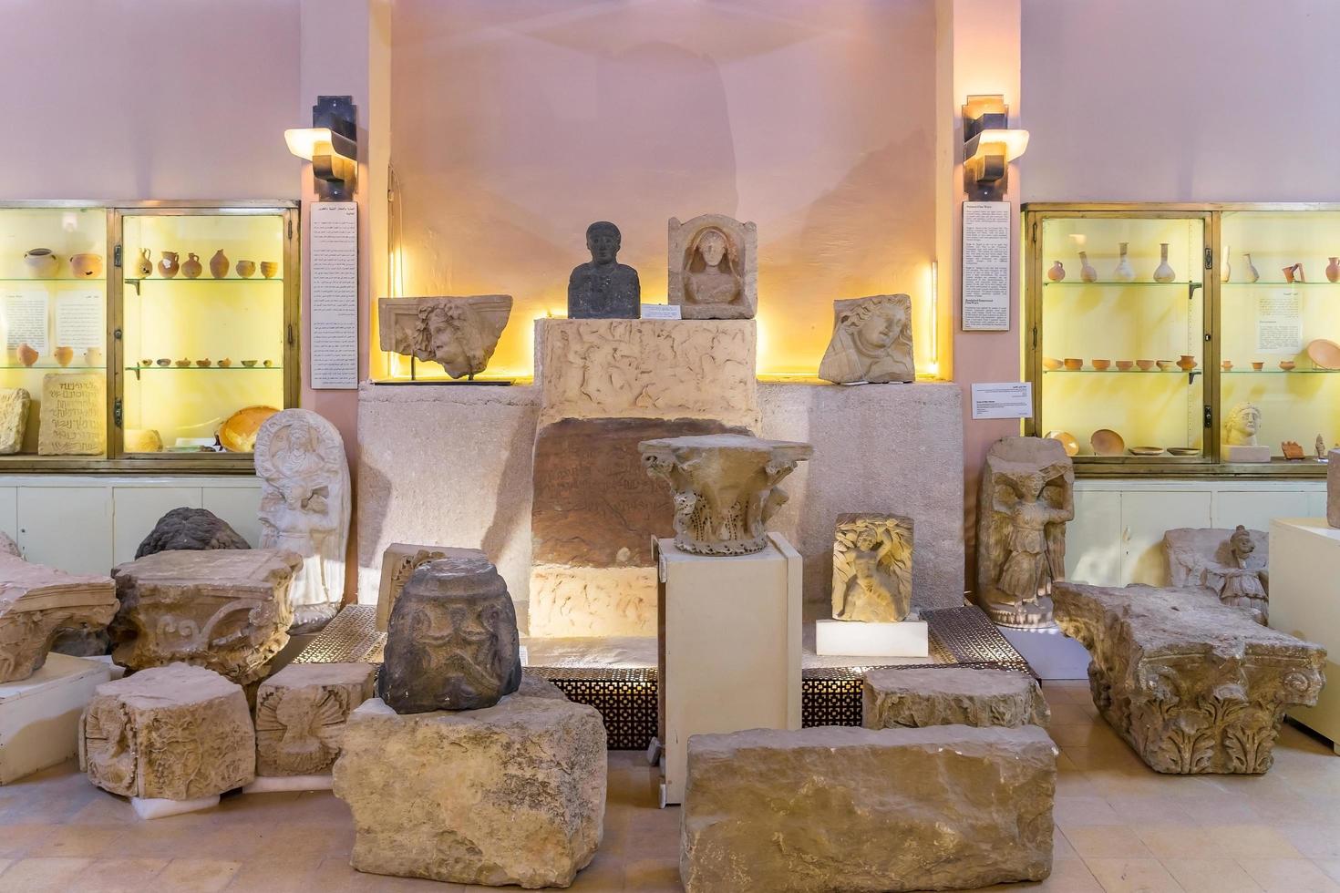 Interior del museo arqueológico de Jordania en Ammán, Jordania, 2018 foto