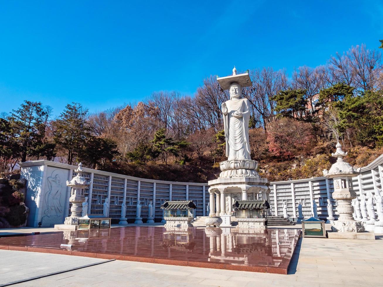 Estatua budista en el templo bongeunsa en la ciudad de Seúl, Corea del Sur foto