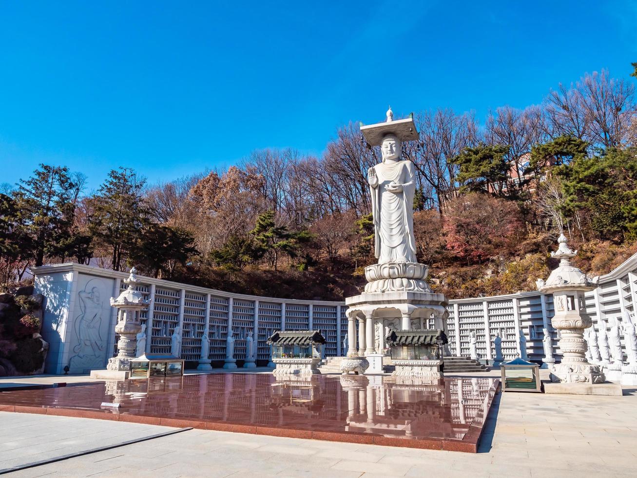 Estatua budista en el templo bongeunsa en la ciudad de Seúl, Corea del Sur foto