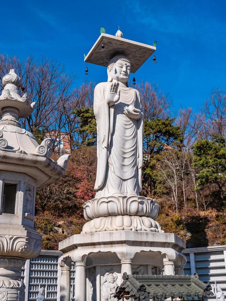 Estatua budista en el templo bongeunsa en la ciudad de Seúl, Corea del Sur foto