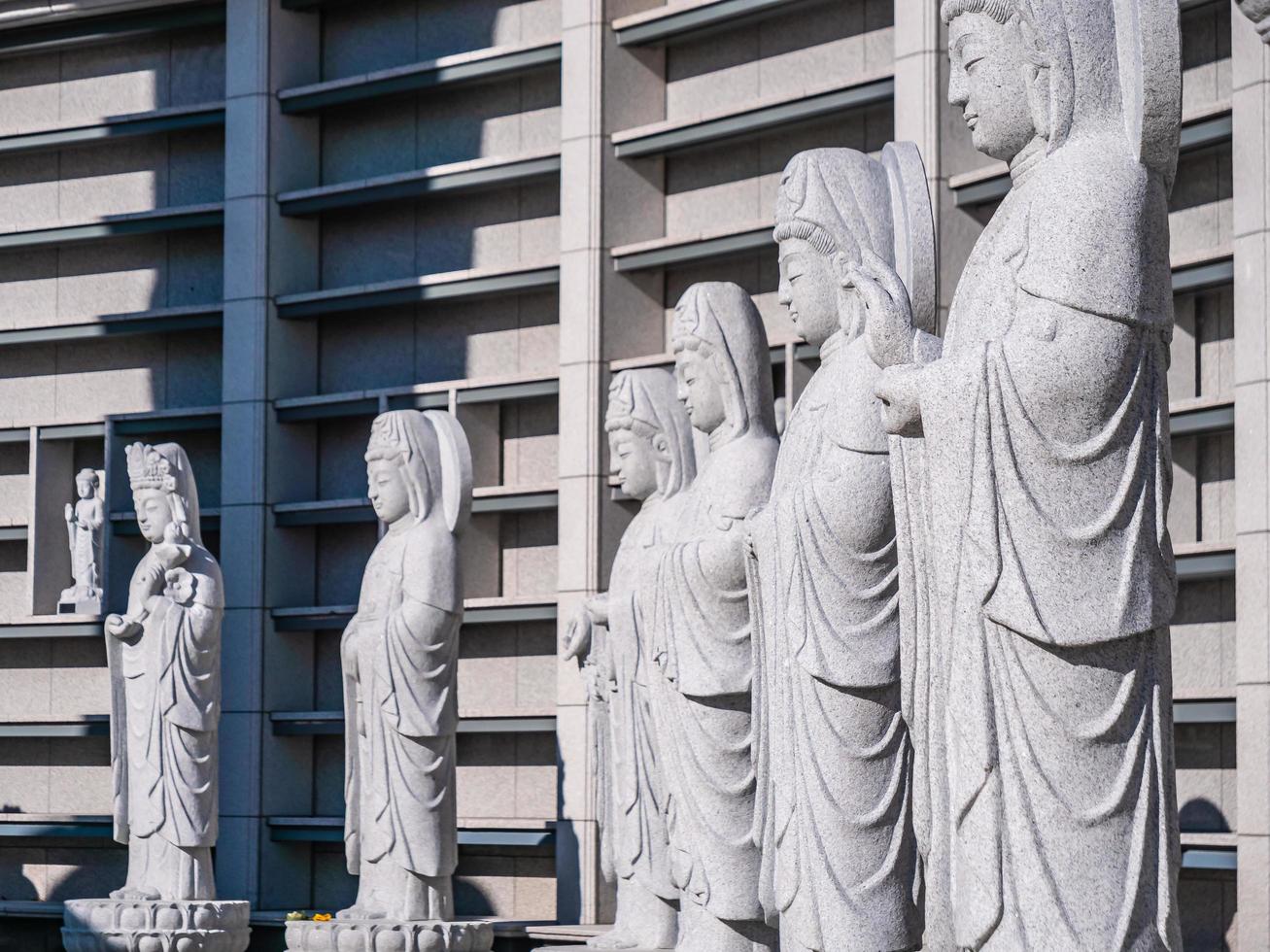 Estatua budista en el templo bongeunsa en la ciudad de Seúl, Corea del Sur foto