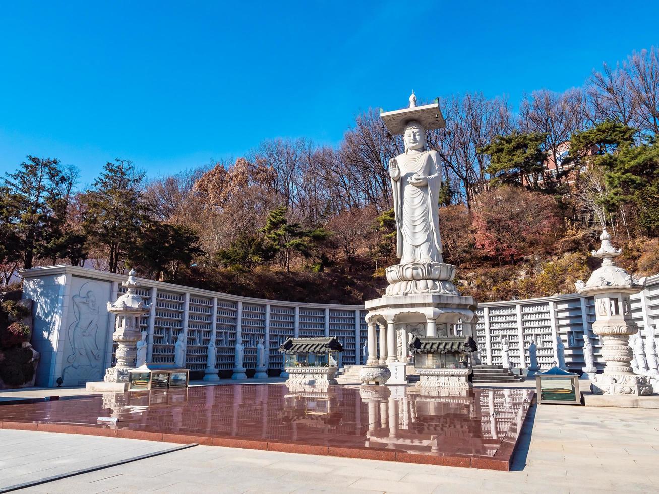 Estatua budista en el templo bongeunsa en la ciudad de Seúl, Corea del Sur foto