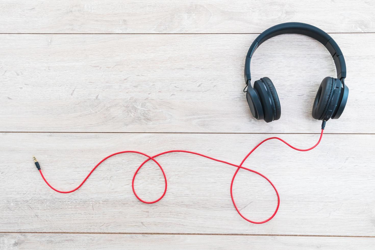 auriculares sobre fondo blanco foto