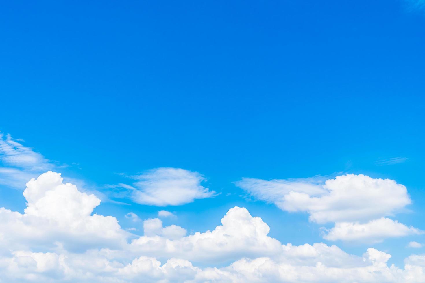 nubes blancas en el cielo azul foto