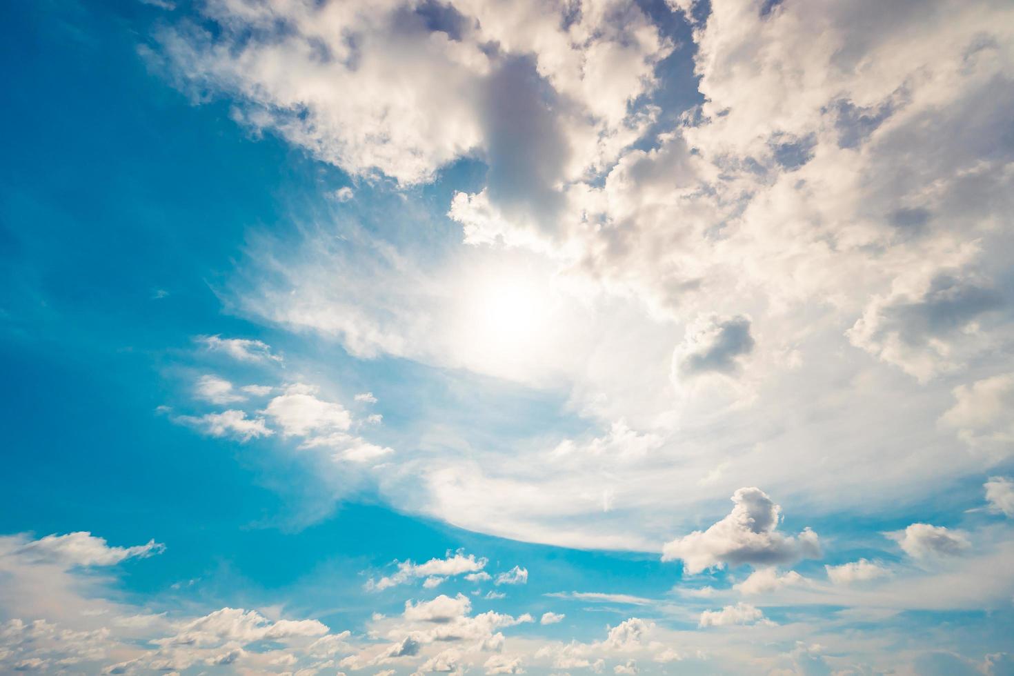 nubes blancas en el cielo azul foto