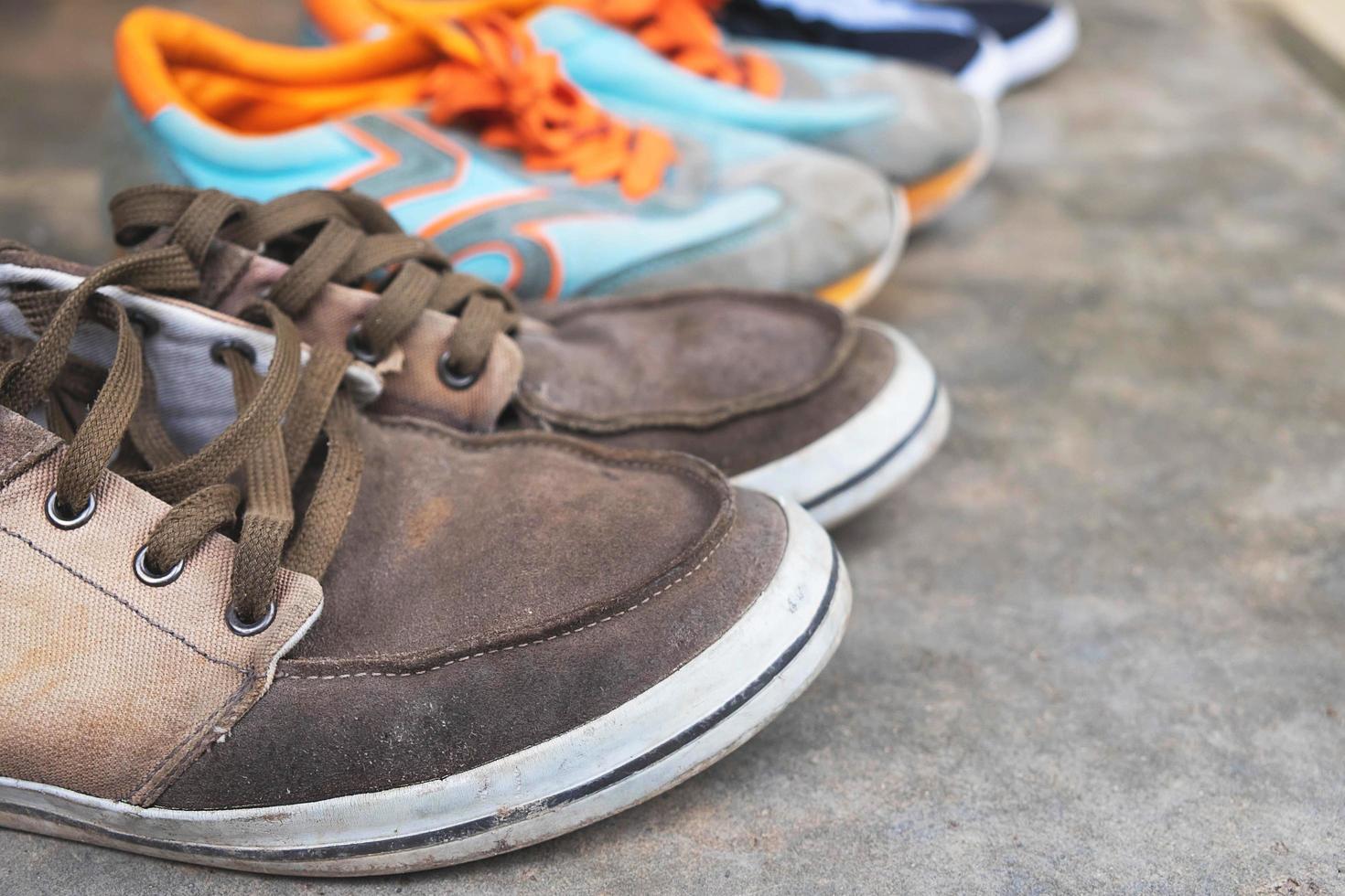 Tres pares de coloridos zapatos de lona en el piso foto