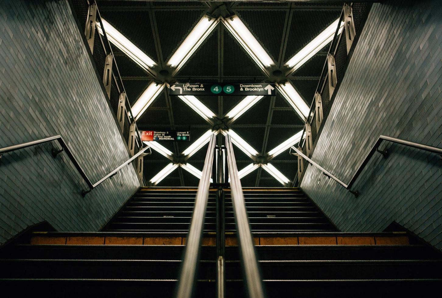 escaleras del metro en nueva york foto