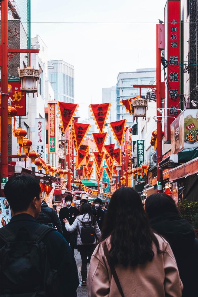 gente en el barrio chino de kobe, japón foto