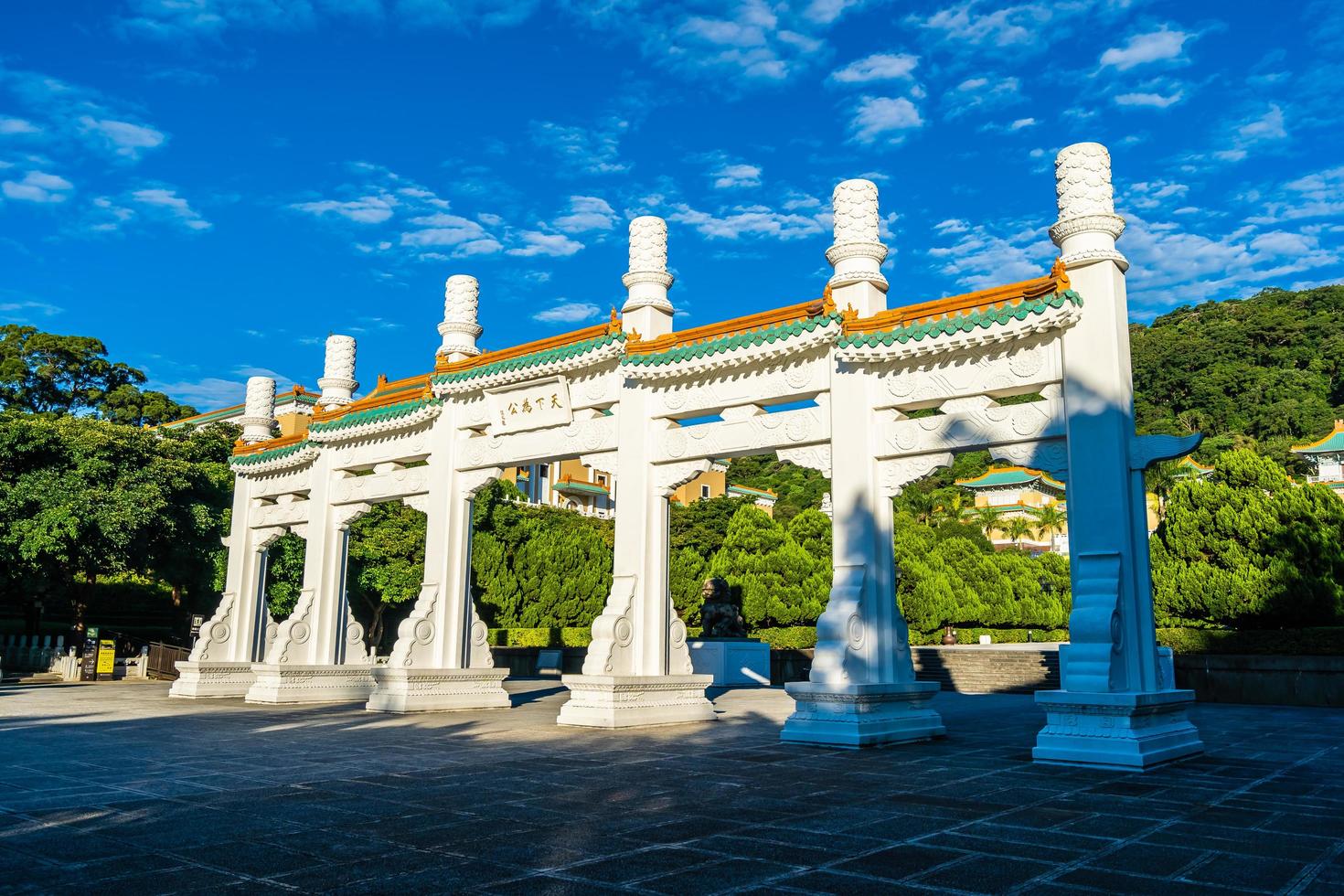 Puerta en el museo del palacio nacional en la ciudad de Taipei, Taiwán foto