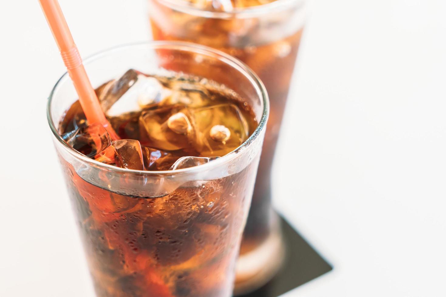 cola de hielo en el vaso foto