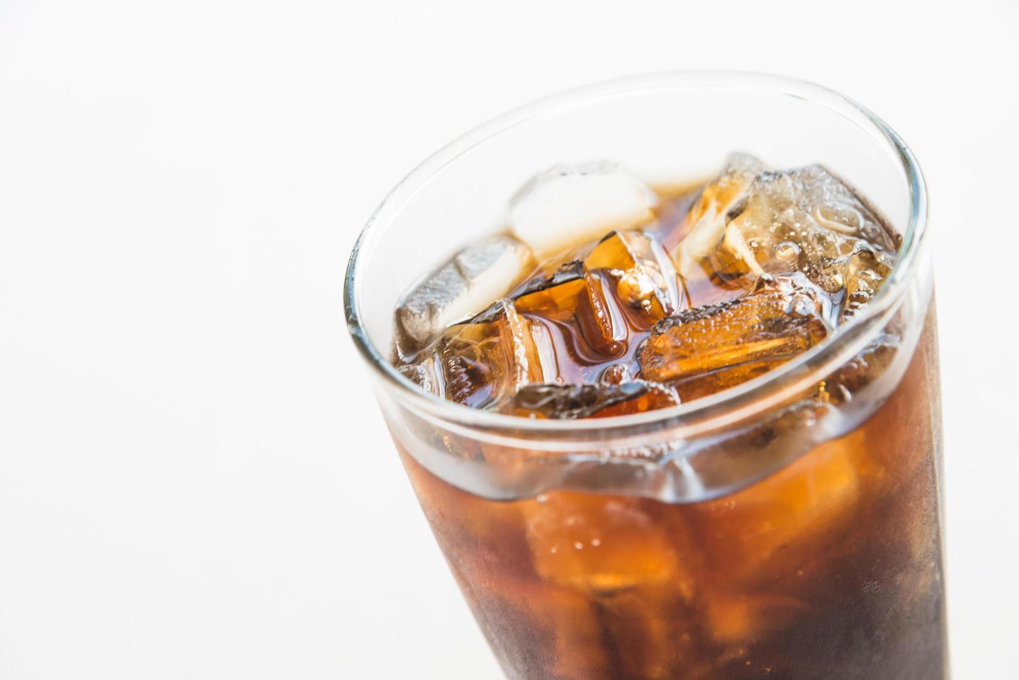 cola de hielo en el vaso foto