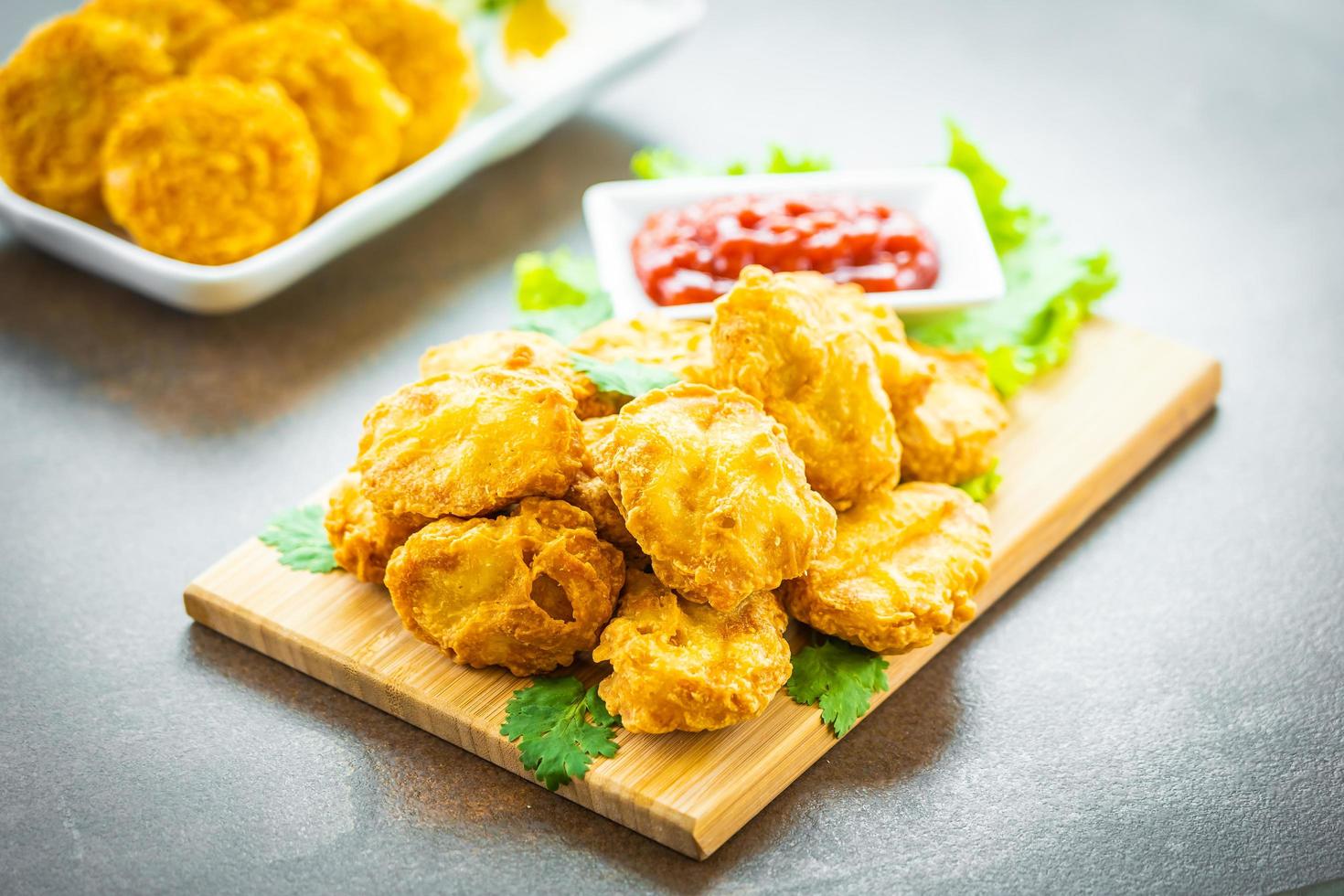 nuggets de pollo frito con salsa de tomate foto