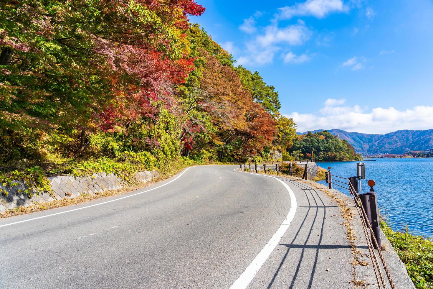 carretera en el lago kawaguchiko, yamanashi, japón foto