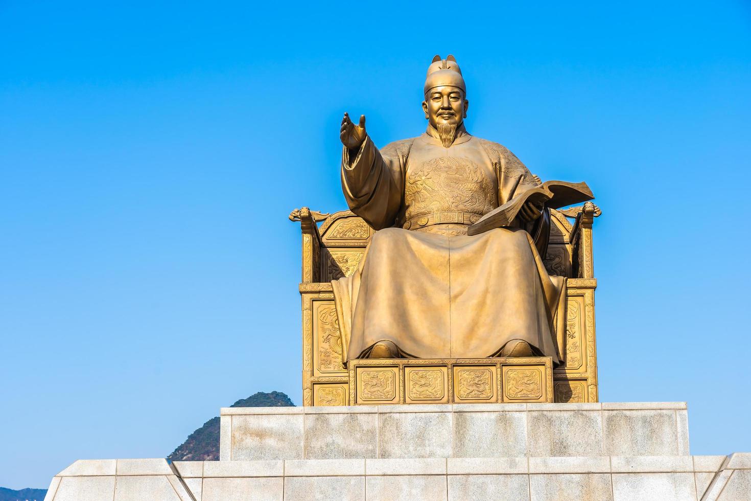 estatua del rey sejong en seúl, corea del sur foto