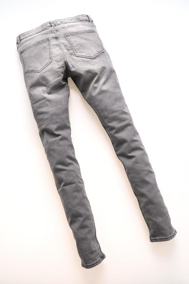 jeans grises sobre fondo blanco foto