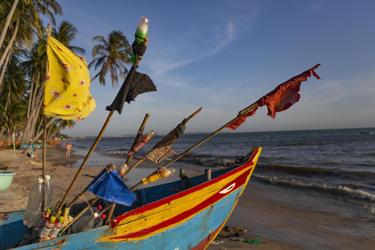 Barco de pesca en la playa en Vietnam foto