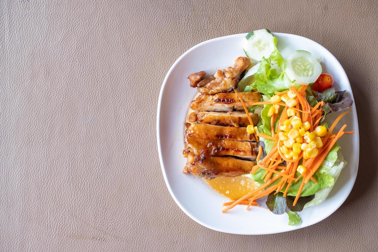 Filete de pollo a la plancha con salsa teriyaki sobre un fondo marrón foto