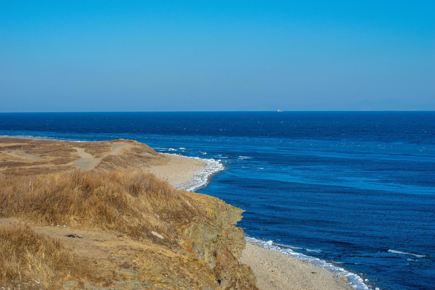 Paisaje marino de un cuerpo de agua con costa en Vladivostok, Rusia foto