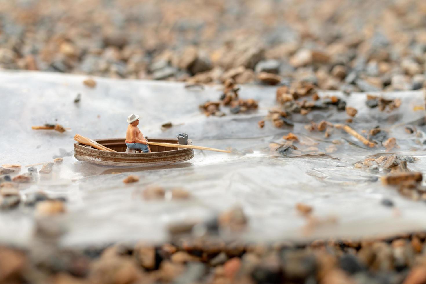 Pescador en miniatura pescando en un barco foto