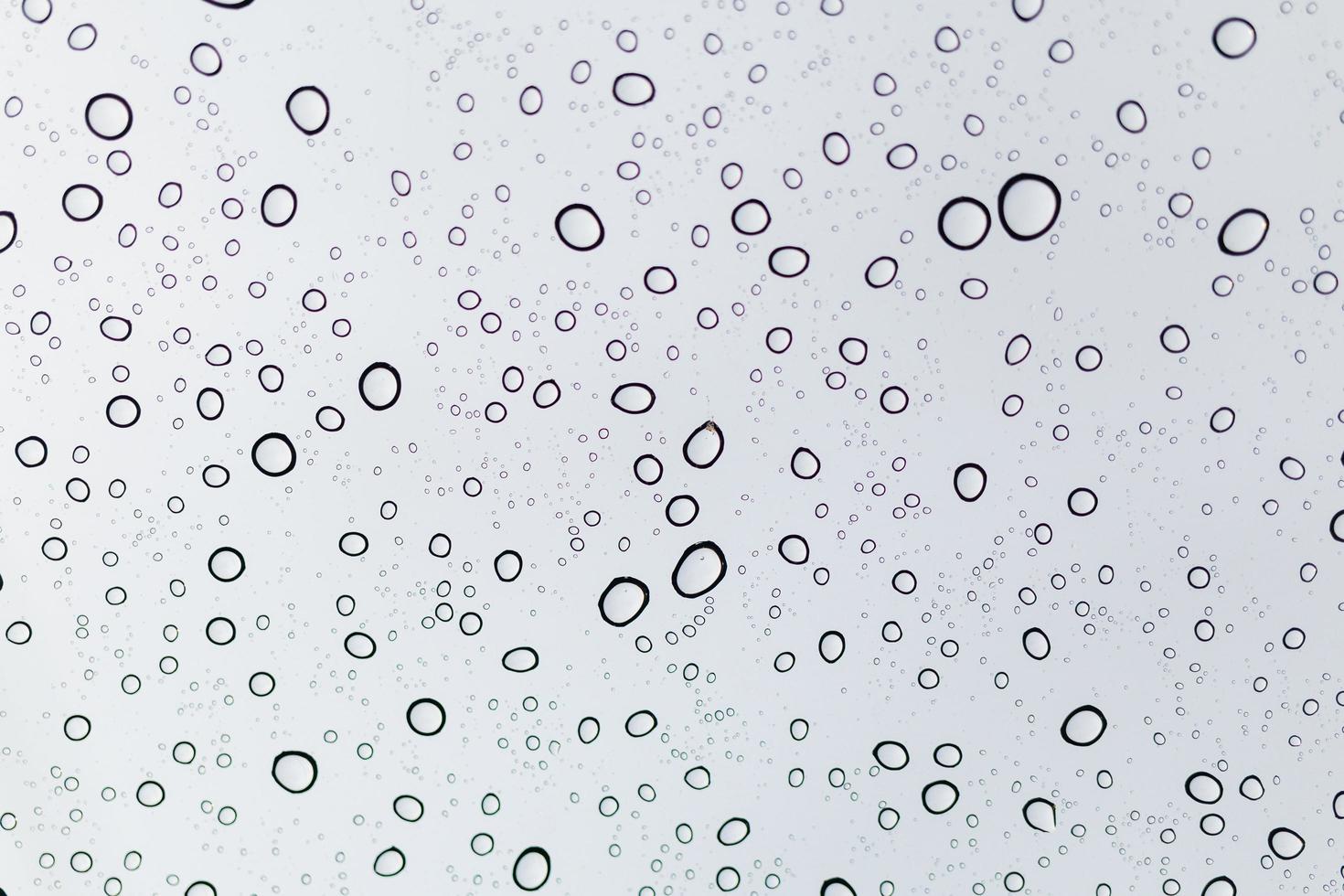 gotas de lluvia sobre una superficie de vidrio de ventana foto