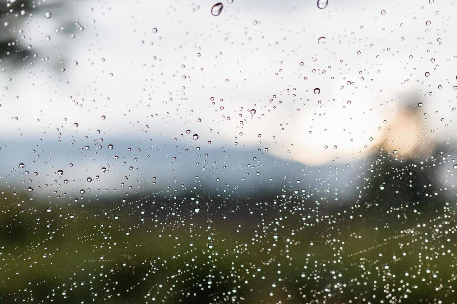 gotas de lluvia sobre una superficie de vidrio de ventana foto