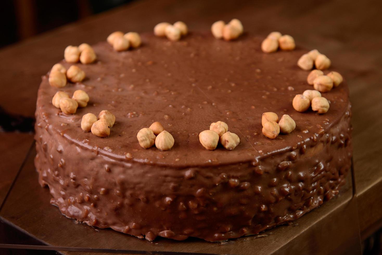 pastel de chocolate con avellanas foto
