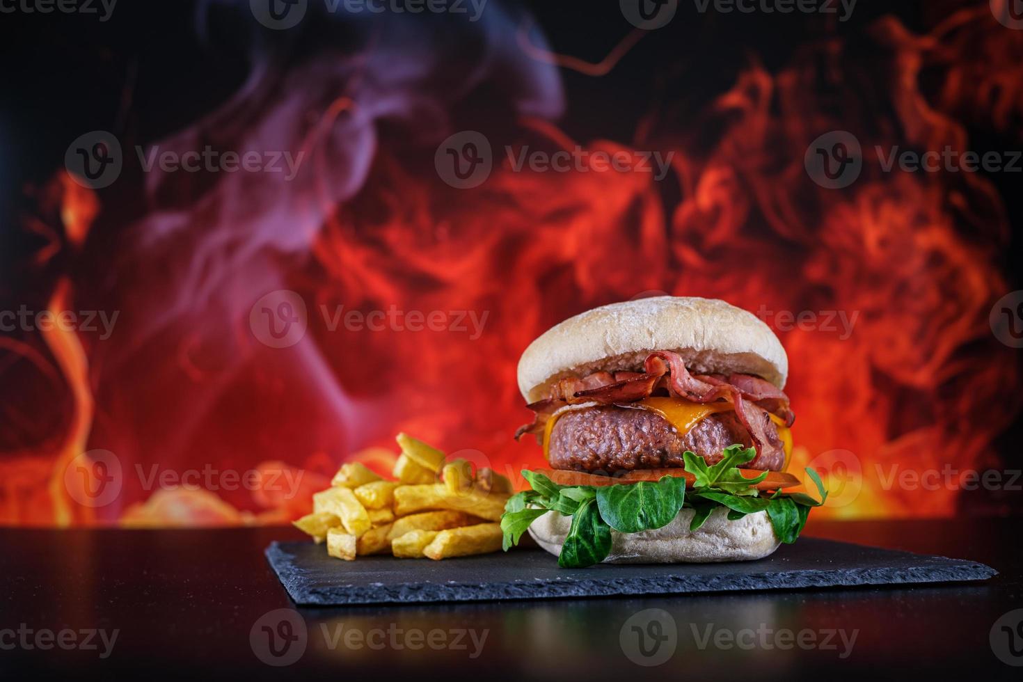 hamburguesas con papas fritas con plato foto