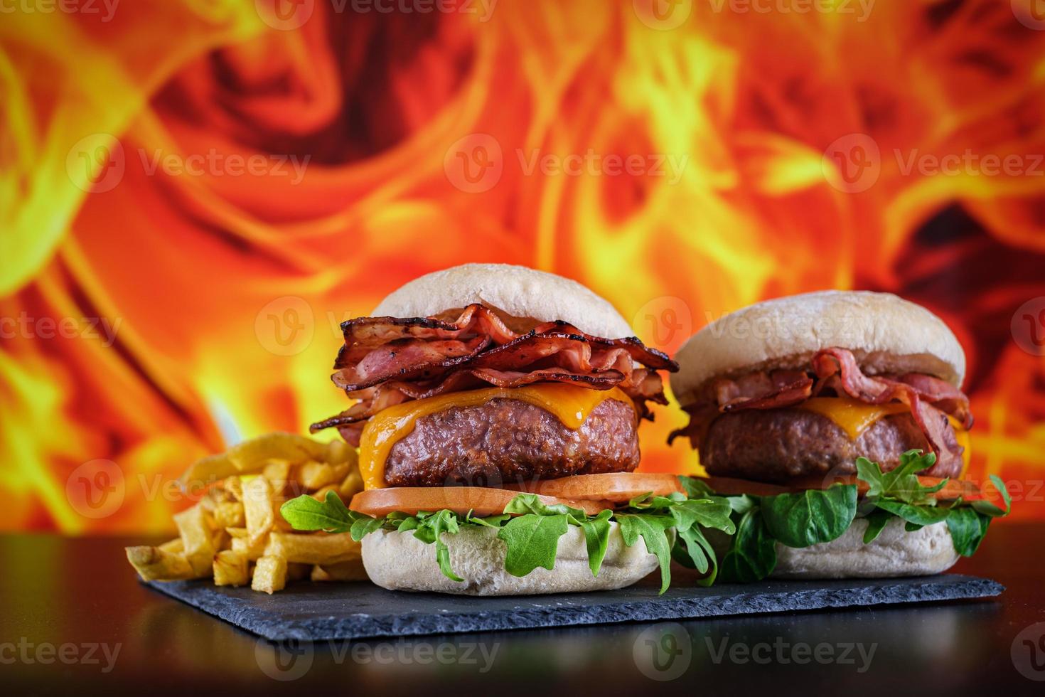 hamburguesas con papas fritas con plato foto