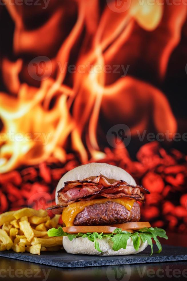 hamburguesas con papas fritas con plato foto