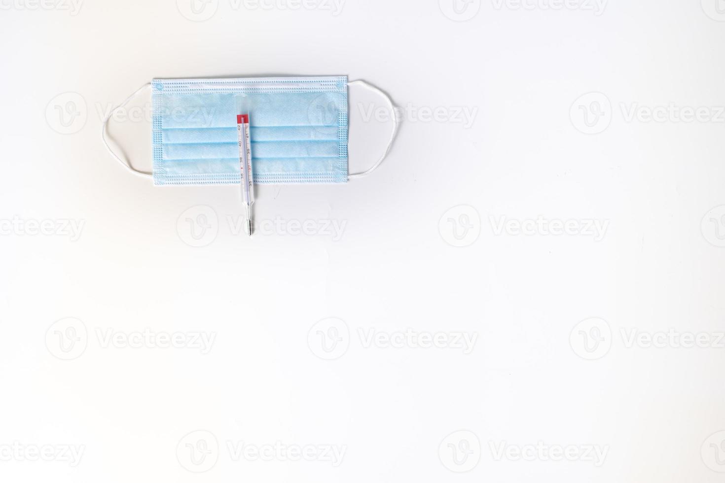 mascarilla quirúrgica con termómetro foto