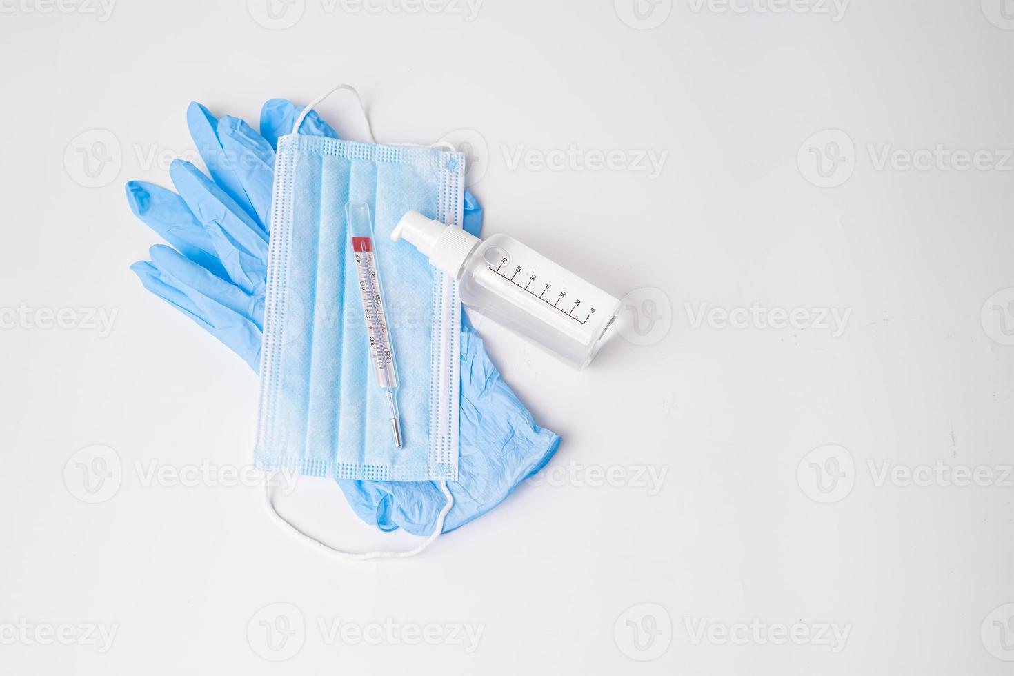 guantes de nitrilo con mascarilla quirúrgica de gel hidroalcohólico y termómetro foto