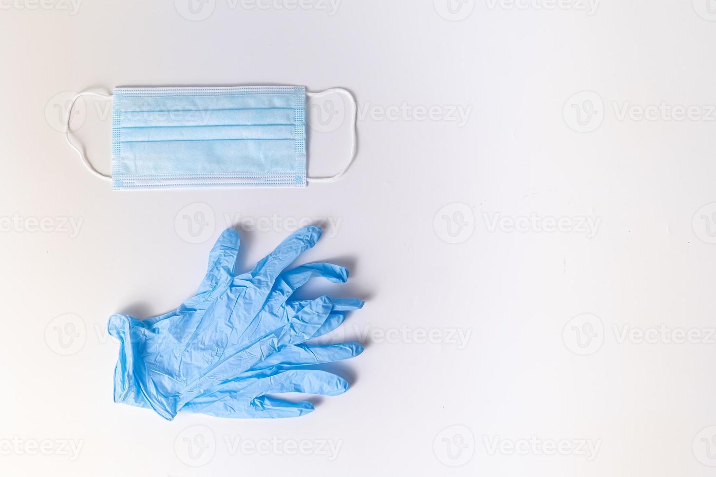 mascarilla quirúrgica y guantes de nitrilo foto