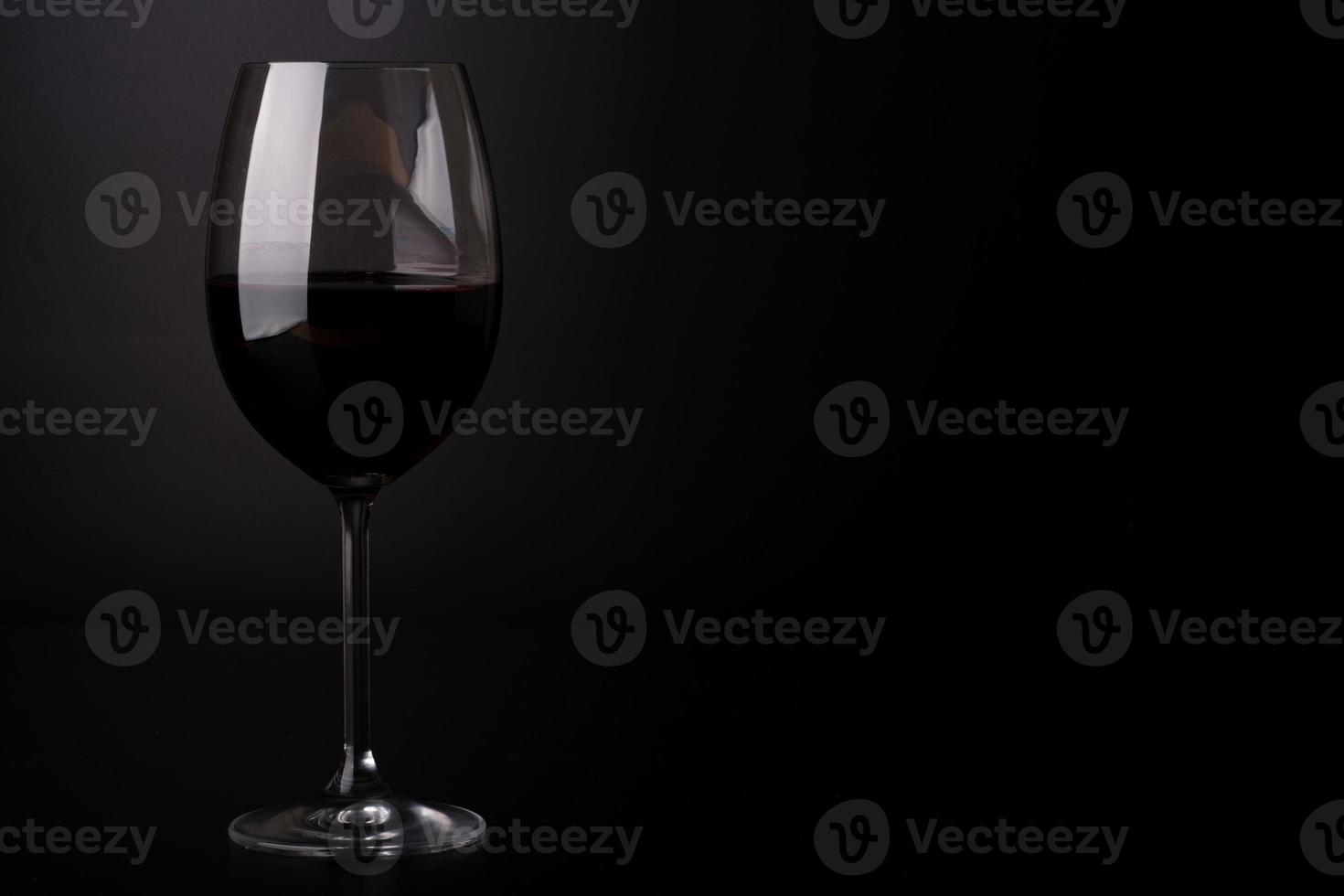 copa de vino con fondo negro foto