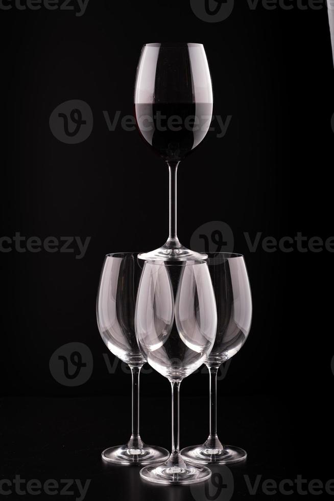 copas de vino con fondo negro foto